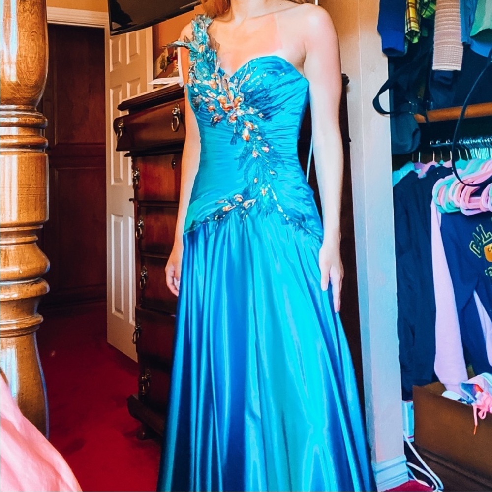 Tony Bowls $475 One Shoulder Peacock Inspired Feathered Dress Mardi Gras 8